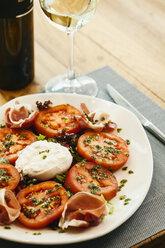 Tomate-Mozzarella-Salat in einem Restaurant - AKNF000007