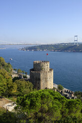Türkei, Istanbul, Fatih Sultan Mehmet Brücke und Festung - LHF000425