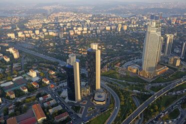 Türkei, Istanbul, Blick über das Finanzviertel und den Bosporus vom Sapphire of Istanbul - LHF000429