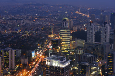 Türkei, Istanbul, Blick auf das Finanzviertel vom Istanbul Sapphire bei Nacht - LHF000432