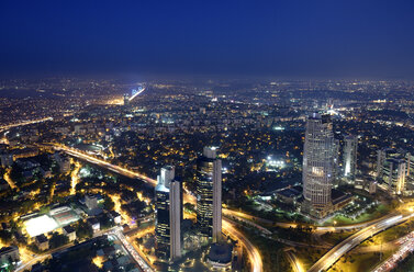 Türkei, Istanbul, Blick auf das Finanzviertel vom Istanbul Sapphire bei Nacht - LHF000437