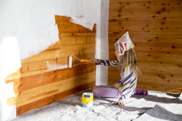 Mädchen malt Holzwand mit Farbrolle - SARF001442
