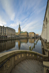 Germany, Hamburg, Kleine Alster with Hamburg City Hall in the background - RJ000404