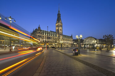 Deutschland, Hamburg, Rathaus bei Nacht - RJ000402