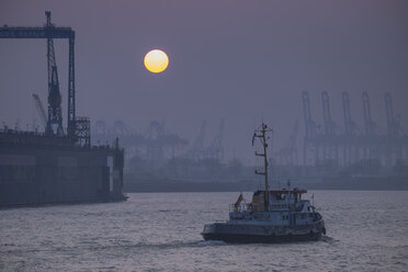 Deutschland, Hamburg, Sonnenuntergang am Containerhafen - HLF000840
