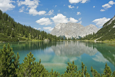 Austria, Tyrol, Ehrwald, Seebensee with Wetterstein Mountains - UMF000754