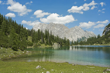 Austria, Tyrol, Ehrwald, Seebensee with Wetterstein Mountains - UMF000755