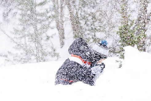 Junge inmitten eines starken Schneefalls - GEMF000087