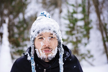 Mann mit Schnee bedeckt im Wald - GEMF000083