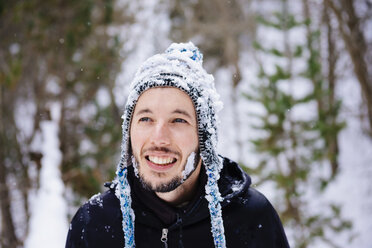 Mann mit Schnee bedeckt im Wald - GEMF000084