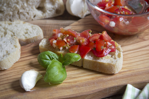 Frische Bruschetta mit Zutaten, lizenzfreies Stockfoto