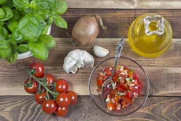 Basil, olive oil, vine tomatoes, onion, garlic - YFF000327
