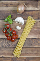 Spaghetti, garlic, onion, basil, vine tomatoes - YFF000328