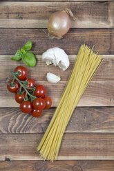 Spaghetti, Knoblauch, Zwiebel, Basilikum, Strauchtomaten - YFF000328
