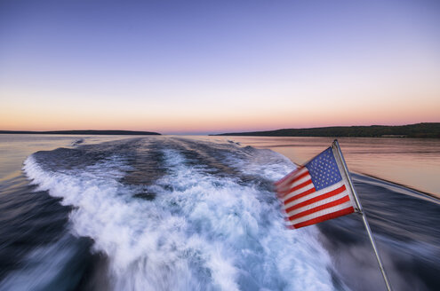 USA, Michigan, Sonnenuntergang, US-Flagge, Bootswake - SMAF000305