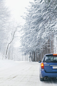 Bulgarien, Vitosha, Auto auf einer verschneiten Straße - BZF000055