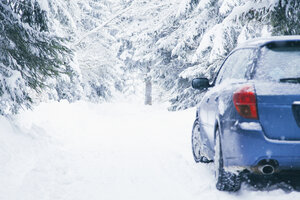 Bulgarien, Vitosha, Auto auf einer verschneiten Straße - BZF000059