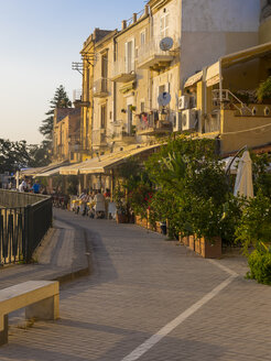 Italien, Sizilien, Siracusa, Restaurants an der Promenade der Altstadt - AMF003852