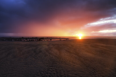 Großbritannien, Schottland, East Lothian, Sonnenuntergang in der Gosford Bay - SMAF000313