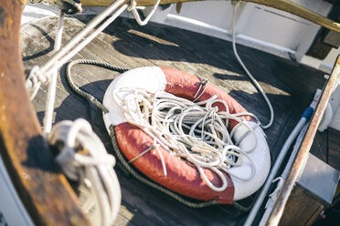 Germany, Bremerhaven, lifesaver and ropes on the bug of a boat - ASCF000048