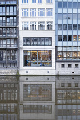 Deutschland, Hamburg, Alsterfleet, Gebäude spiegelt sich im Wasser - HL000842