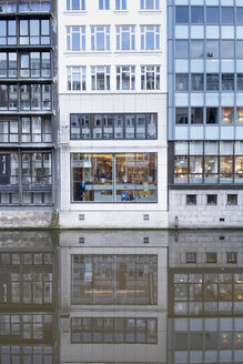 Germany, Hamburg, Alsterfleet, building reflected in water - HL000842