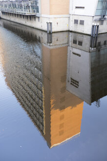 Deutschland, Hamburg, Alsterfleet, Gebäude spiegeln sich im Wasser - HLF000846