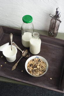 Holztablett mit Schale mit Müsli, Milchflaschen und Becher mit Naturjoghurt - MYF000910