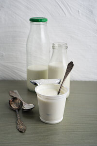 flaschen mit Milch und Becher mit Naturjoghurt - MYF000911