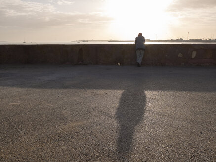 Marokko, Essaouira, Mann an Mauer an der Küste - STDF000170