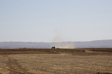 Marokko, Traktor auf dem Feld - STDF000118