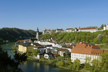 Germany, Bavaria, Burghausen, old town with parish church Saint Jakob and castle - LBF001071