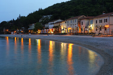 Kroatien, Istrien, Moscenicka Draga, Strand in der Abenddämmerung - LBF001072