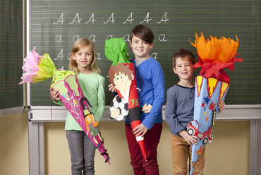 Happy pupils with school cones at blackboard - MFRF000072