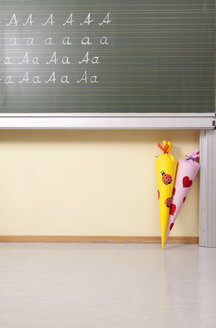 Variationen des Buchstabens A an der Tafel und Zuckertüten im Klassenzimmer - MFRF000090