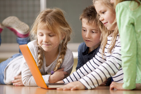 Schüler benutzen Laptop im Klassenzimmer - MFRF000120