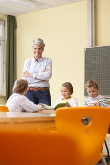 Lehrerin mit Schülern im Klassenzimmer - MFRF000122