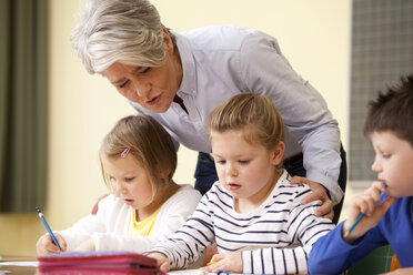 Teacher with pupils in classroom - MFRF000125