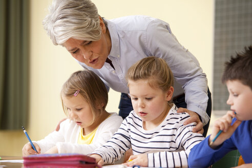 Lehrerin mit Schülern im Klassenzimmer - MFRF000125