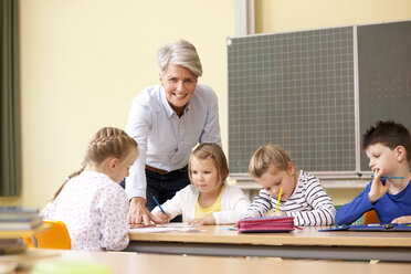 Lehrerin mit Schülern im Klassenzimmer - MFRF000126