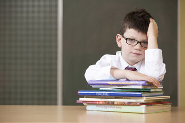 Portrait of schoolboy with glasses in classroom - MFRF000106