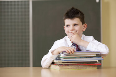 Porträt eines denkenden Schülers im Klassenzimmer - MFRF000107