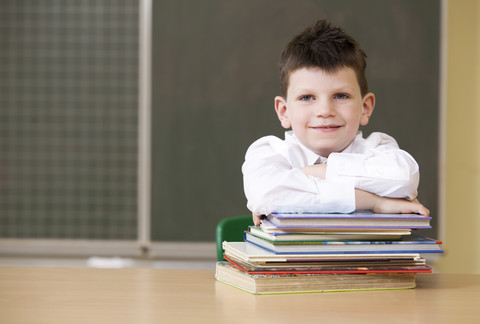 Porträt eines lächelnden Schülers im Klassenzimmer, lizenzfreies Stockfoto