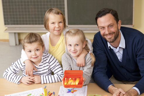 Porträt eines Lehrers und von Schulmädchen beim gesunden Frühstück - MFRF000137