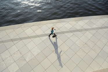 Junge Frau geht an der Uferpromenade spazieren - BFRF000990