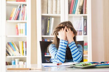 Frustriertes Mädchen bei den Hausaufgaben - LVF002963