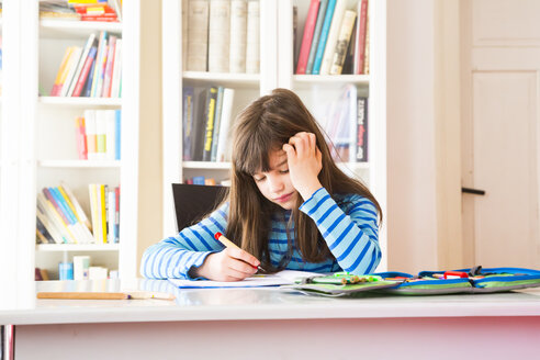 Frustriertes Mädchen bei den Hausaufgaben - LVF002959