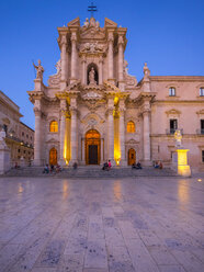 Italien, Sizilien, Siracusa, Kathedrale zur blauen Stunde - AMF003855
