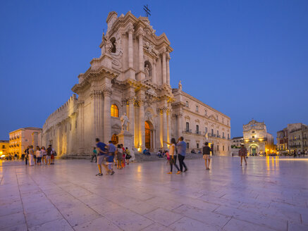 Italien, Sizilien, Siracusa, Kathedrale zur blauen Stunde - AMF003856