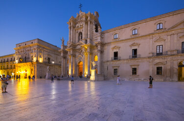 Italien, Sizilien, Siracusa, Kathedrale zur blauen Stunde - AMF003858